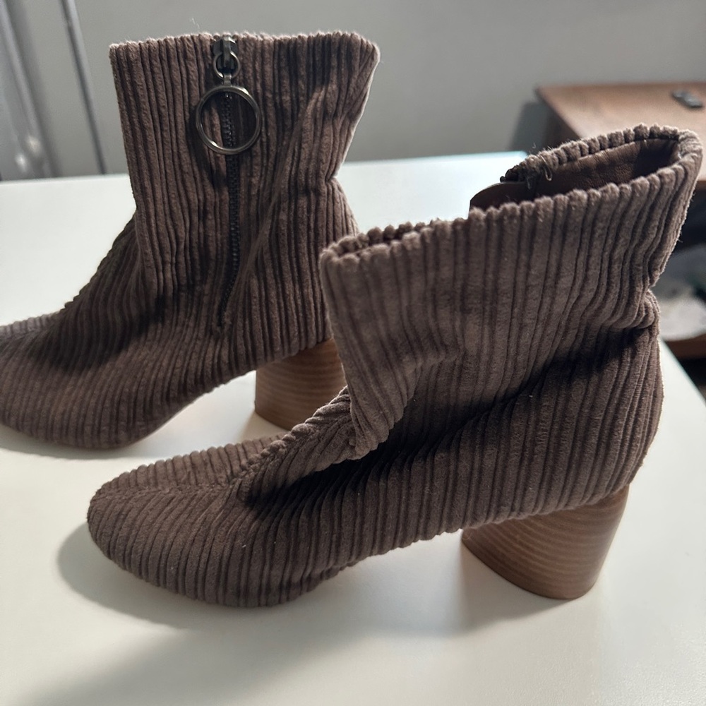 Sbicca Taupe Ribbed Ankle Booties